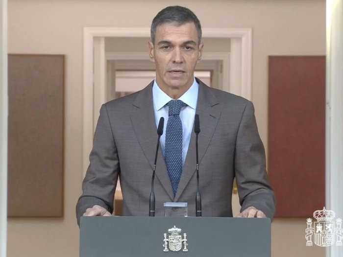 Pedro Sánchez speaking from Moncloa.