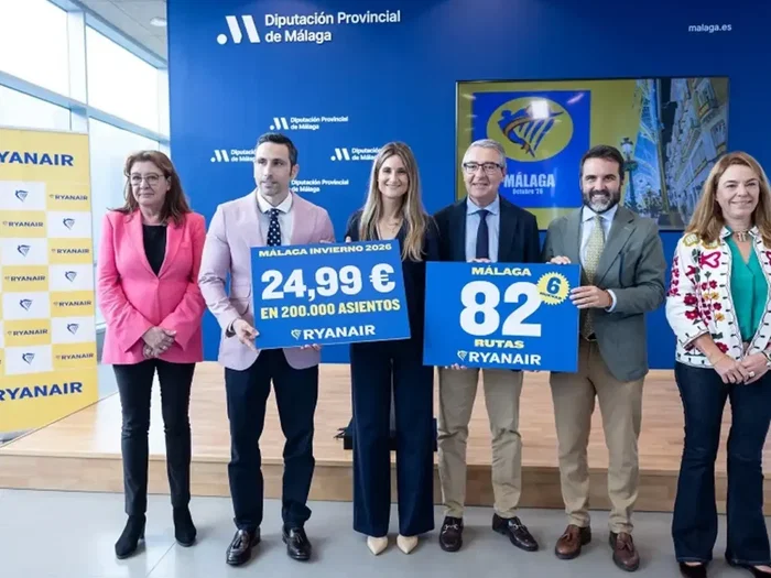 Francisco Salado, Malaga president, with RyanAir representatives