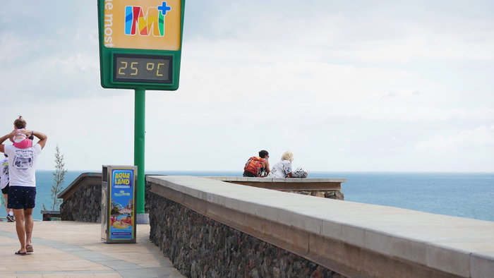 Outdoor temperature display showing 25C along Spain's coast