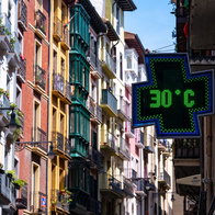 Digital thermometer showing 30°C on a sunny Spanish street.