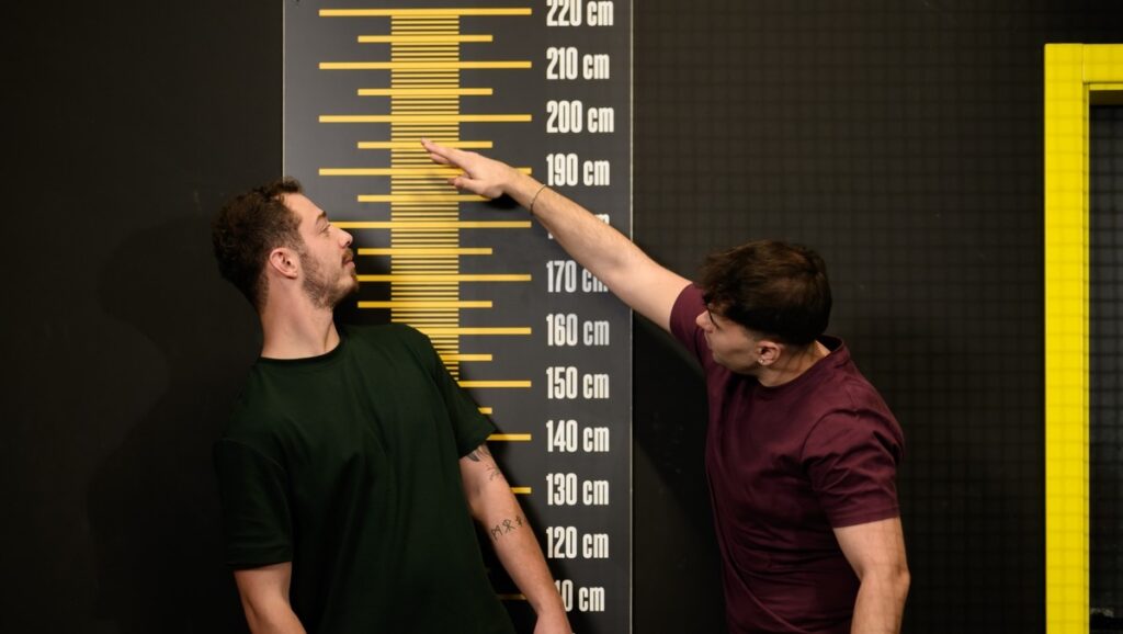 Measuring tapes at the door. The new nightclub trend making its way across Spain