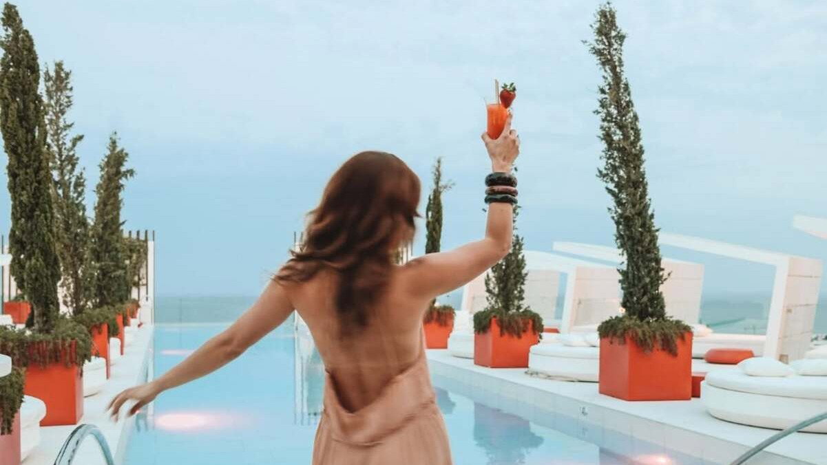 Raise a glass, enjoy Michelin-star tapas and live music at Fuengirola’s charity afternoon party for breast cancer