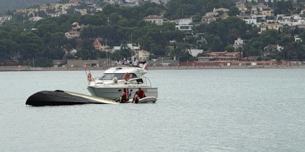 Dramatic Dénia rescue as electric sailboat belonging to Finnish couple is hauled from the water