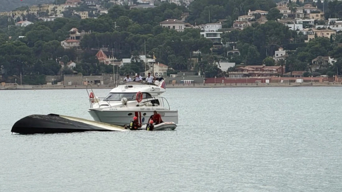 Electric boat overturned in the Port of Dénia