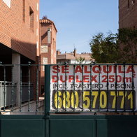 Flat for rent in Spain sign