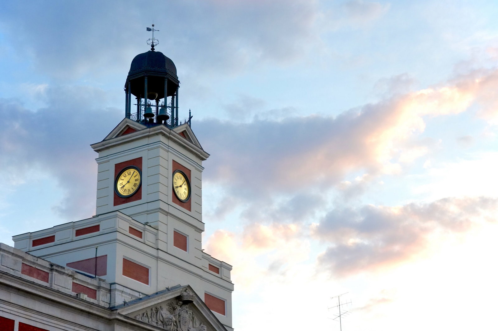 España seguirá cambiando la hora la próxima semana mientras Italia intensifica su impulso por el horario de verano permanente
