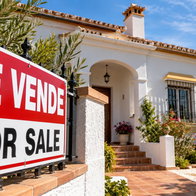 Spanish house with a large Se Vende and For Sale sign outside, illustrating a disputed property sale in Spain.