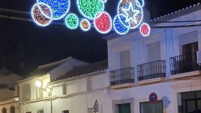 Cartaojal: Winner at first to put up Christmas decorations.