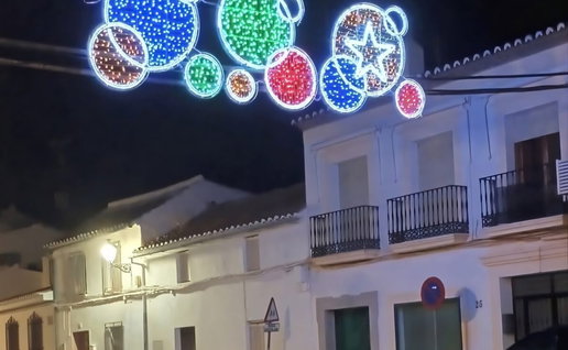Cartaojal: Winner at first to put up Christmas decorations.